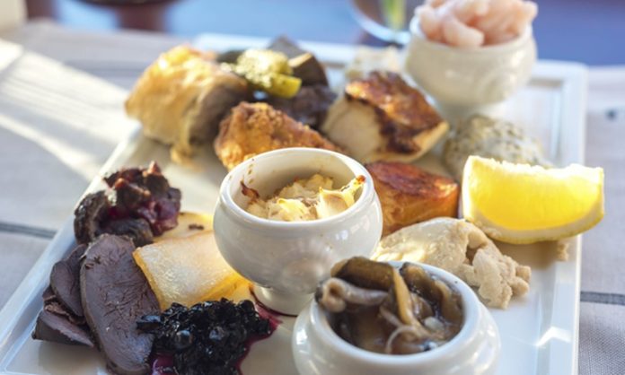 Inuit Mutfağı, Kuzey Kutbu’nun zorlu ikliminde hayatta kalmanın bir sonucu olarak şekillenmiş özgün bir mutfak kültürüdür. Bu mutfak, yüzyıllardır Inuit halkının günlük yaşamında hayati bir rol oynamış ve onların doğayla uyum içinde yaşamalarını sağlamıştır. Zorlu kış koşulları, sınırlı tarım imkanları ve uzun süreli karanlık dönemler, Inuit yemeklerini hayvansal kaynaklar üzerine inşa etmiştir. Konulu bir haber görseli.