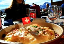 İsviçre mutfağı, Avrupa’nın merkezinde yer alan bu küçük ancak kültürel açıdan zengin ülkenin çok uluslu yapısını yansıtır. Almanya, Fransa ve İtalya gibi komşu ülkelerin mutfak geleneklerinden beslenen İsviçre yemekleri, hem yerel malzemelerle hem de yüzyıllar boyunca gelişen gastronomi anlayışıyla öne çıkar. Konulu bir haber görseli.