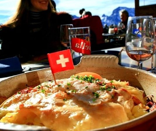 İsviçre mutfağı, Avrupa’nın merkezinde yer alan bu küçük ancak kültürel açıdan zengin ülkenin çok uluslu yapısını yansıtır. Almanya, Fransa ve İtalya gibi komşu ülkelerin mutfak geleneklerinden beslenen İsviçre yemekleri, hem yerel malzemelerle hem de yüzyıllar boyunca gelişen gastronomi anlayışıyla öne çıkar. Konulu bir haber görseli.