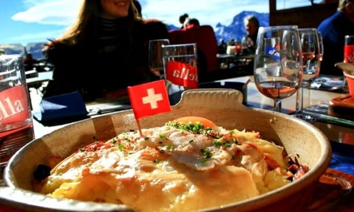 İsviçre mutfağı, Avrupa’nın merkezinde yer alan bu küçük ancak kültürel açıdan zengin ülkenin çok uluslu yapısını yansıtır. Almanya, Fransa ve İtalya gibi komşu ülkelerin mutfak geleneklerinden beslenen İsviçre yemekleri, hem yerel malzemelerle hem de yüzyıllar boyunca gelişen gastronomi anlayışıyla öne çıkar. Konulu bir haber görseli.
