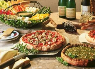 İtalyan Mutfağı İtalyan mutfağı, yüzyıllar boyunca farklı kültürlerin etkisiyle zenginleşmiş ve dünya çapında tanınan bir gastronomi kültürü haline gelmiştir. Antik Roma’dan günümüze uzanan süreçte yemekler, hem beslenme hem de kültürel bir ifade biçimi olarak önem kazanmıştır. Doğal malzemeler kullanımı, İtalyan yemeklerinin hem lezzetli hem de sağlıklı olmasını sağlıyor. Konulu bir haber görseli.