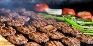 Izgara, dünya mutfaklarında uzun yıllardır kullanılan temel pişirme tekniklerinden biridir. Izgara yöntemi, yiyeceklerin doğrudan veya dolaylı ısı ile pişirilmesini ifade eder ve hem et hem de sebze yemeklerinde tercih edilir. Bu teknik, yiyeceklerin doğal aromasını korurken aynı zamanda üzerlerinde karakteristik çizgiler ve hafif bir doku oluşmasını sağlar. Konulu bir haber görseli.