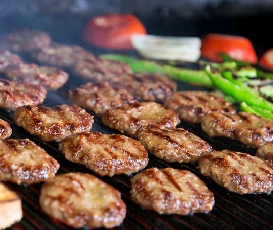 Izgara, dünya mutfaklarında uzun yıllardır kullanılan temel pişirme tekniklerinden biridir. Izgara yöntemi, yiyeceklerin doğrudan veya dolaylı ısı ile pişirilmesini ifade eder ve hem et hem de sebze yemeklerinde tercih edilir. Bu teknik, yiyeceklerin doğal aromasını korurken aynı zamanda üzerlerinde karakteristik çizgiler ve hafif bir doku oluşmasını sağlar. Konulu bir haber görseli.