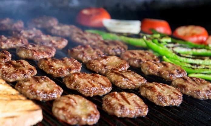 Izgara Lezzetin Ateşle Buluştuğu Mutfak Sanatı Izgara, dünya mutfaklarında uzun yıllardır kullanılan temel pişirme tekniklerinden biridir. Izgara yöntemi, yiyeceklerin doğrudan veya dolaylı ısı ile pişirilmesini ifade eder ve hem et hem de sebze yemeklerinde tercih edilir. Bu teknik, yiyeceklerin doğal aromasını korurken aynı zamanda üzerlerinde karakteristik çizgiler ve hafif bir doku oluşmasını sağlar. Konulu bir haber görseli.