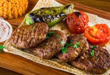 Izgara Sanatı ve Lezzetin Sofralardaki Yolculuğu Izgara, yemek pişirme teknikleri arasında en eski ve en etkili yöntemlerden biridir. İnsanlık tarihi boyunca ateş üzerinde yiyecek pişirme ihtiyacı, ızgara yönteminin gelişmesini sağlamıştır. Et, sebze ve balık gibi malzemelerin ızgarada pişirilmesi, hem lezzeti hem de besin değerini ön plana çıkarır. Konulu bir haber görseli.