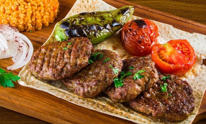 Izgara, yemek pişirme teknikleri arasında en eski ve en etkili yöntemlerden biridir. İnsanlık tarihi boyunca ateş üzerinde yiyecek pişirme ihtiyacı, ızgara yönteminin gelişmesini sağlamıştır. Et, sebze ve balık gibi malzemelerin ızgarada pişirilmesi, hem lezzeti hem de besin değerini ön plana çıkarır. Konulu bir haber görseli.