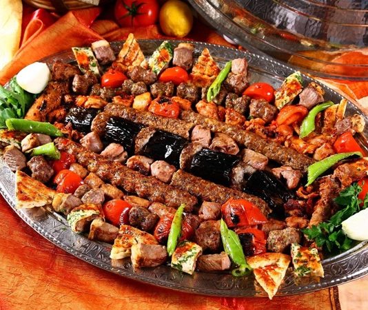 Izgara tarifleri, hem sağlıklı hem de lezzetli yemek arayanların favorileri arasında yer alır. Özellikle yaz aylarında mangal keyfi, kış aylarında ise fırın veya elektrikli ızgara kullanımıyla sofralara eşsiz tatlar kazandırır. Et, tavuk, balık ve sebzelerle hazırlanan bu tarifler, farklı marinasyon teknikleri ve baharatlarla zenginleştirildiğinde adeta damak çatlatan bir lezzete dönüşür. Üstelik ızgara yemekleri yalnızca ana yemek değil, aynı zamanda meze ve salatalarla da mükemmel bir uyum sağlar. Konulu bir haber görseli.