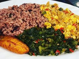 Jamaika mutfağı, Karayipler’in en renkli ve en baharatlı gastronomi kültürlerinden birini sunar. Afrika, Avrupa, Hint ve Çin mutfaklarından izler taşıyan bu lezzet dünyası, özgün tatlarıyla dikkat çeker. Jamaika yemekleri, kullanılan aromatik baharatlar, taze deniz ürünleri ve tropikal meyvelerle adanın kültürel zenginliğini yansıtır. Ülkenin mutfağı, yalnızca damaklara değil, aynı zamanda gözlere hitap eden görsel bir şölen sunar. Konulu bir haber görseli.