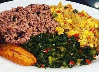 Jamaika mutfağı, Karayipler’in en renkli ve en baharatlı gastronomi kültürlerinden birini sunar. Afrika, Avrupa, Hint ve Çin mutfaklarından izler taşıyan bu lezzet dünyası, özgün tatlarıyla dikkat çeker. Jamaika yemekleri, kullanılan aromatik baharatlar, taze deniz ürünleri ve tropikal meyvelerle adanın kültürel zenginliğini yansıtır. Ülkenin mutfağı, yalnızca damaklara değil, aynı zamanda gözlere hitap eden görsel bir şölen sunar. Konulu bir haber görseli.