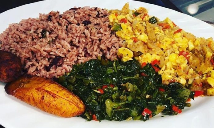 Jamaika Mutfağı Jamaika mutfağı, Karayipler’in en renkli ve en baharatlı gastronomi kültürlerinden birini sunar. Afrika, Avrupa, Hint ve Çin mutfaklarından izler taşıyan bu lezzet dünyası, özgün tatlarıyla dikkat çeker. Jamaika yemekleri, kullanılan aromatik baharatlar, taze deniz ürünleri ve tropikal meyvelerle adanın kültürel zenginliğini yansıtır. Ülkenin mutfağı, yalnızca damaklara değil, aynı zamanda gözlere hitap eden görsel bir şölen sunar. Konulu bir haber görseli.