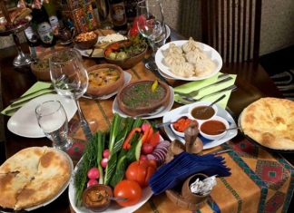 Kabardey Mutfağı Kabardey mutfağı, Kuzey Kafkasya’nın önemli gastronomi geleneklerinden biridir ve Kabardey-Balkar Cumhuriyeti’nde şekillenmiştir. Bölgenin dağlık coğrafyası ve sert iklim koşulları, mutfağın temel karakterini belirlemiştir. Kabardey yemekleri, hem besleyici hem de dayanıklılık sağlayan özellikleriyle öne çıkar. Bu mutfak, Kabardey kültürünü ve tarihini sofralara taşır, toplumsal bağları güçlendiren bir rol üstlenir. Konulu bir haber görseli.