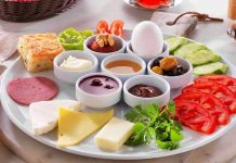 Kahvaltı, günün en önemli öğünü olarak kabul edilir ve insanlık tarihi boyunca farklı kültürlerde çeşitli şekillerde hazırlanmıştır. İlk çağlarda insanlar, günün ilk öğününü enerji sağlayacak temel yiyeceklerle almaktaydı. Zamanla kahvaltı kültürü gelişmiş ve farklı toplumların mutfaklarına özgü tarifler ortaya çıkmıştır. Konulu bir haber görseli.