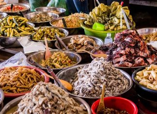 Kamboçya Mutfağı Kamboçya, Güneydoğu Asya’da Mekong Nehri ve Tonle Sap Gölü’nün kesişim noktasında yer alır. Bu stratejik konum, Kamboçya mutfağının hem Çin hem de Tayland mutfaklarından etkilenmesine olanak tanımıştır. Pirinç ve balık, mutfağın temel öğelerini oluştururken, taze otlar ve baharatlar yemeklere karakter kazandırır. Kamboçya mutfağı, hem geleneksel hem de modern öğeleri harmanlayarak zengin bir lezzet deneyimi sunar. Konulu bir haber görseli.