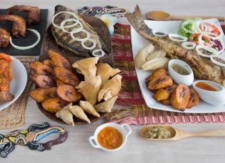 Kamerun Mutfağı Kamerun, Afrika’nın en zengin mutfak kültürlerinden birine sahiptir. Ülkenin coğrafi yapısı, tropikal iklimi ve çok sayıda etnik grubun bir arada yaşaması, Kamerun mutfağı için son derece geniş bir çeşitlilik sunar. Farklı bölgelerde yaşayan toplulukların yemek alışkanlıkları birbirinden farklıdır. Bu farklılıklar, ülkenin kuzeyinden güneyine, batısından doğusuna kadar sofralara yansıyan çok renkli bir gastronomi tablosu ortaya çıkarır. Baharatların bolca kullanılması, taze sebze ve kök bitkilerin yemeklerde sıkça yer alması Kamerun sofralarının karakteristik özelliklerinden biridir. Konulu bir haber görseli.