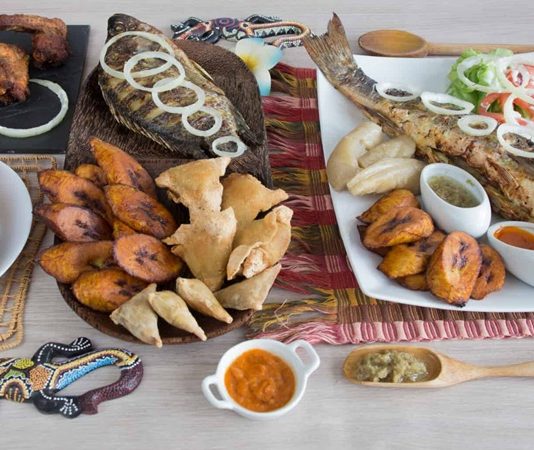 Kamerun Mutfağı Kamerun, Afrika’nın en zengin mutfak kültürlerinden birine sahiptir. Ülkenin coğrafi yapısı, tropikal iklimi ve çok sayıda etnik grubun bir arada yaşaması, Kamerun mutfağı için son derece geniş bir çeşitlilik sunar. Farklı bölgelerde yaşayan toplulukların yemek alışkanlıkları birbirinden farklıdır. Bu farklılıklar, ülkenin kuzeyinden güneyine, batısından doğusuna kadar sofralara yansıyan çok renkli bir gastronomi tablosu ortaya çıkarır. Baharatların bolca kullanılması, taze sebze ve kök bitkilerin yemeklerde sıkça yer alması Kamerun sofralarının karakteristik özelliklerinden biridir. Konulu bir haber görseli.