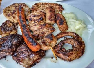 Karadağ Mutfağı Karadağ mutfağı, Balkan ve Akdeniz kültürlerinin bir sentezi olarak dikkat çeker. Tarih boyunca Osmanlı ve Avusturya-Macaristan etkileri mutfak kültüründe iz bırakmıştır. Karadağ yemekleri, hem kıyı bölgelerinde deniz ürünleri hem de iç kesimlerde et ve süt ürünleri ile öne çıkar. Bu çeşitlilik, Karadağ mutfağını zengin ve dengeli bir gastronomi deneyimi haline getirir. Konulu bir haber görseli.
