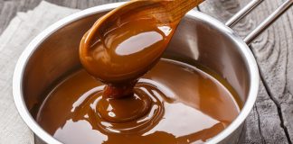 Karamel, tatlıların vazgeçilmez unsurlarından biridir ve mutfaklarda hem dekoratif hem de lezzet artırıcı bir rol oynar. Karamel pişirme süreci, şekerin kontrollü bir şekilde ısıtılması ve karamelize olması ile başlar. Bu yöntem sayesinde şekerin rengi altın kahverengiye dönüşür ve aroması yoğunlaşır. Konulu bir haber görseli.