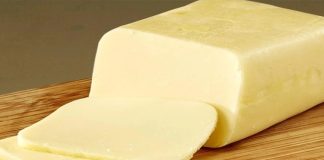 Kaşar peyniri, Türk mutfağının en tanınmış ve çok yönlü süt ürünlerinden biridir. Adını, geleneksel üretim sürecinde süt pıhtılarının özel yöntemlerle yoğrulup şekillendirilmesinden alır. Kaşar, hem inek sütünden hem de koyun veya keçi sütünden yapılabilir. Bu çeşitlilik, lezzet profilini zenginleştirir ve farklı damak zevklerine hitap eder. Konulu bir haber görseli.