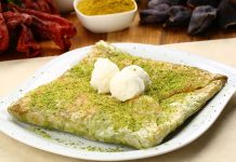 Katmer, özellikle Güneydoğu Anadolu ve Gaziantep mutfağının en bilinen tatlı ve kahvaltılık hamur işlerinden biridir. Tarihi Osmanlı dönemine kadar uzanan bu lezzet, günümüzde de hem kahvaltılarda hem de tatlı sofralarında sıkça yer alır. İnce açılmış hamurun iç harçla buluşması ve sac üzerinde pişirilmesi, katmere kendine özgü çıtır dokusunu ve lezzetini kazandırır. Konulu bir haber görseli.