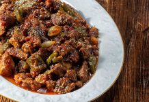 Kavurma, Türk mutfağının en köklü pişirme yöntemlerinden biridir ve hem evlerde hem de restoranlarda sıkça kullanılır. Kavurma yöntemi, etin veya sebzelerin yüksek sıcaklıkta kendi yağı veya eklenen az miktardaki yağ ile pişirilmesini ifade eder. Bu teknik, yiyeceklerin hem lezzetini hem de dokusunu korumasına yardımcı olur. Kavurma, özellikle et yemeklerinde yoğun aroma ve doyurucu tat elde etmek için vazgeçilmez bir pişirme yöntemidir. Konulu bir haber görseli.