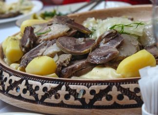 Kazakistan mutfağı, Orta Asya’nın geniş bozkırlarında şekillenmiş, göçebe yaşam tarzının etkisiyle pratik ve besleyici yemekler sunar. Tarih boyunca göçebe topluluklar, doğal koşullar ve hayvancılık ile beslenme alışkanlıklarını oluşturmuşlardır. Et, süt ürünleri ve tahıllar mutfağın temelini oluşturur. Kazaklar için yemek sadece beslenme aracı değil, aynı zamanda kültürel bir paylaşım ve misafirperverlik ritüelidir. Konulu bir haber görseli.