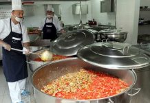 Kazan yemeği, özellikle geleneksel mutfaklarda uzun yıllardır sofraların vazgeçilmez yemeklerinden biri olarak bilinir. Büyük kazanlarda hazırlanan bu yemekler, hem aile sofralarında hem de özel günlerde misafirleri ağırlamanın özel bir yolu olmuştur. Kazan yemeği, malzemelerin büyük hacimde ve yavaş pişirilmesi sayesinde hem lezzetli hem de doyurucu bir yemek sunar. Konulu bir haber görseli.