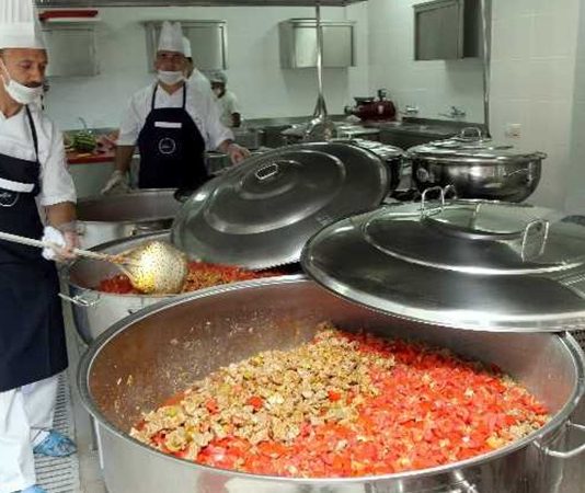 Kazan yemeği, özellikle geleneksel mutfaklarda uzun yıllardır sofraların vazgeçilmez yemeklerinden biri olarak bilinir. Büyük kazanlarda hazırlanan bu yemekler, hem aile sofralarında hem de özel günlerde misafirleri ağırlamanın özel bir yolu olmuştur. Kazan yemeği, malzemelerin büyük hacimde ve yavaş pişirilmesi sayesinde hem lezzetli hem de doyurucu bir yemek sunar. Konulu bir haber görseli.