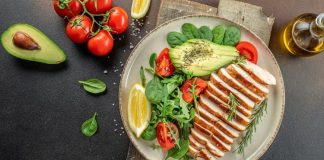 Ketojenik Mutfakla Sağlıklı ve Dengeli Yaşam Ketojenik mutfak, son yıllarda sağlıklı yaşamı benimseyen ve karbonhidrat tüketimini azaltmak isteyenler için oldukça popüler hale geldi. Bu beslenme tarzı, enerji kaynağı olarak karbonhidrat yerine yağların kullanılması prensibine dayanıyor. Böylece vücut ketozis denilen duruma girerek yağ yakımını hızlandırıyor ve kan şekeri seviyesini dengede tutuyor. Hem kilo kontrolü sağlamak hem de metabolizma sağlığını iyileştirmek isteyenler için ketojenik diyet önemli bir alternatif olarak öne çıkıyor. Konulu bir haber görseli.