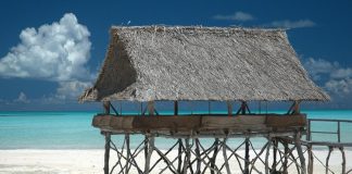 Kiribati Mutfağı Kiribati mutfağı, Pasifik Okyanusu’nun ortasında yer alan adalarda şekillenmiş, doğal ve taze ürünlere dayalı bir mutfaktır. Tarih boyunca Polynesian kültürü ile gelişmiş olan bu mutfak, hem günlük yaşamda hem de özel günlerde toplumsal bir bağ kurma aracı olarak önem taşır. Konulu bir haber görseli.