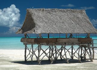 Kiribati Mutfağı Kiribati mutfağı, Pasifik Okyanusu’nun ortasında yer alan adalarda şekillenmiş, doğal ve taze ürünlere dayalı bir mutfaktır. Tarih boyunca Polynesian kültürü ile gelişmiş olan bu mutfak, hem günlük yaşamda hem de özel günlerde toplumsal bir bağ kurma aracı olarak önem taşır. Konulu bir haber görseli.