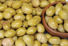 Kırma zeytin, Anadolu’nun pek çok bölgesinde sofraların baş tacı olan bir lezzet olarak bilinir. Geleneksel yöntemlerle hazırlanan bu zeytin türü, diğer çeşitlerden farklı olarak taş ya da tokmakla kırılarak çekirdeğinin çatlatılmasıyla yapılır. Bu yöntem, zeytinin acılığını azaltırken doğal aromasının korunmasına da katkı sağlar. Özellikle Ege ve Akdeniz bölgelerinde sıkça yapılan kırma zeytin, kahvaltıların en çok aranan lezzetleri arasında yer alır. Konulu bir haber görseli.