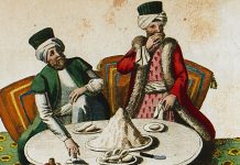 Klasik Osmanlı Mutfağıyla Tanışın Gelenekten Gelen Lezzetin Hikâyesi Klasik Osmanlı mutfağı, sadece bir yemek kültürü olmanın çok ötesindedir. Bu mutfak anlayışı; saraydan halka, Anadolu’dan Balkanlar’a, Akdeniz kıyılarından Arap coğrafyasına kadar geniş bir coğrafyada şekillenmiş, yüzyılların birikimiyle harmanlanarak bugüne ulaşmıştır. Osmanlı mutfağı, tarih boyunca hem lüks sofraların hem de sade halk yemeklerinin mimarı olmuştur. Her tabakta bir gelenek, her yemekte bir hikâye taşımaktadır. Konulu bir haber görseli.