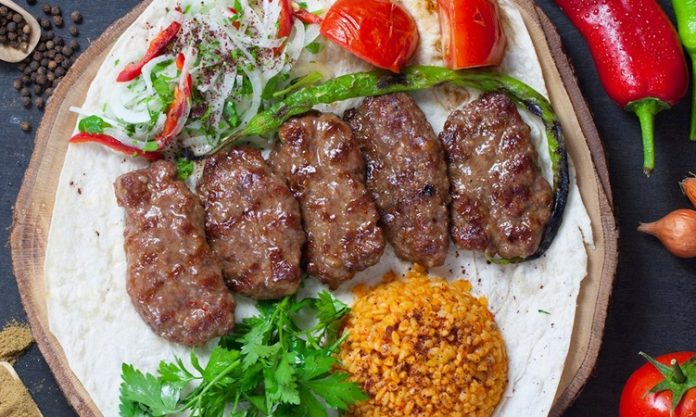 Köfte Çeşitleriyle Dünyanın Tadına Yolculuk Köfte, dünyanın birçok mutfağında yer etmiş, hem sade hem de zengin içerikleriyle farklı şekillerde yorumlanabilen bir lezzettir. Türk mutfağının en temel unsurlarından biri olan köfte, zamanla coğrafi farklılıklara göre çeşitli tariflere dönüşmüş ve her ülke kendi yorumunu bu yemeğe katmıştır. Tarihsel olarak Orta Asya’dan Ortadoğu’ya, oradan Balkanlar’a ve Avrupa’ya yayılan köfte çeşitleri, kültürel alışverişin en güzel örneklerinden biridir. Konulu bir haber görseli.