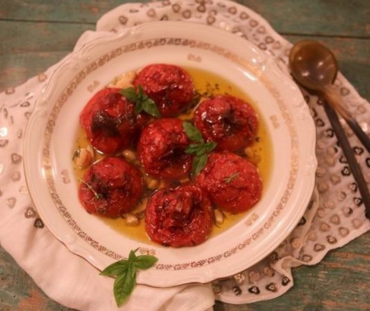 Dünya mutfaklarında yüzyıllardır varlığını koruyan konfit, Fransız mutfağının en bilinen pişirme yöntemlerinden biridir. Kelime anlamı olarak “korumak” ya da “saklamak” anlamına gelen bu teknik, özellikle etlerin uzun süre bozulmadan saklanabilmesi için geliştirilmiştir. Konfit yöntemi sayesinde yiyecekler, tuzla marine edildikten sonra kendi yağı içerisinde çok düşük ısıda pişirilir. Bu teknik, hem gıdanın uzun süre tazeliğini korumasını sağlar hem de eşsiz bir lezzet kazandırır. Konulu bir haber görseli.