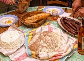Korsika mutfağı, Fransa’ya bağlı olan fakat kendi özgün kültürünü koruyan Korsika Adası’nın eşsiz gastronomi dünyasını yansıtır. Akdeniz’in ortasında yer alan bu ada, coğrafi yapısı, tarih boyunca farklı kültürlerden etkilenmiş olması ve doğal kaynakları sayesinde kendine özgü bir yemek kültürü geliştirmiştir. Korsika mutfağı, hem dağların sunduğu ürünleri hem de denizin bereketini sofralara taşır. Bu yönüyle ada mutfağı, sade ama derin tatların birleşimiyle gastronomi meraklılarının ilgisini çekmektedir. Konulu bir haber görseli.