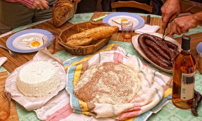 Korsika Mutfağı Korsika mutfağı, Fransa’ya bağlı olan fakat kendi özgün kültürünü koruyan Korsika Adası’nın eşsiz gastronomi dünyasını yansıtır. Akdeniz’in ortasında yer alan bu ada, coğrafi yapısı, tarih boyunca farklı kültürlerden etkilenmiş olması ve doğal kaynakları sayesinde kendine özgü bir yemek kültürü geliştirmiştir. Korsika mutfağı, hem dağların sunduğu ürünleri hem de denizin bereketini sofralara taşır. Bu yönüyle ada mutfağı, sade ama derin tatların birleşimiyle gastronomi meraklılarının ilgisini çekmektedir. Konulu bir haber görseli.