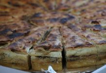 Kosova mutfağı, tarih boyunca farklı kültürlerin etkisiyle şekillenmiş ve Balkanlar’ın çeşitliliğini yansıtan özel bir yapıya sahip olmuştur. Osmanlı, Arnavut, Türk ve Sırp kültürlerinin etkisiyle gelişen bu mutfak, sadece bir beslenme kültürü değil aynı zamanda bir yaşam tarzı olarak da görülmektedir. Bölgede yaşayan halklar, yüzyıllar boyunca karşılıklı etkileşim içerisinde olmuş ve bu durum sofralara da doğrudan yansımıştır. Özellikle Osmanlı döneminde kullanılan baharatlar, pişirme teknikleri ve yemek çeşitleri günümüzde hâlâ Kosova sofralarında kendini göstermektedir. Konulu bir haber görseli.