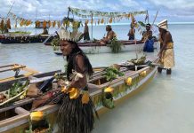 Kiribati Mutfağı, Güney Pasifik’in adalar topluluğu Kiribati’nin zengin kültürel geçmişini ve geleneksel beslenme alışkanlıklarını yansıtır. Ada halkı, yüzyıllardır deniz ürünleri, tropikal meyveler ve kök sebzelerle kendine özgü tarifler geliştirmiştir. Hindistancevizi, taro, balık ve ekmek ağacı, Kiribati mutfağının temel ögeleri arasında yer alır. Konulu bir haber görseli.