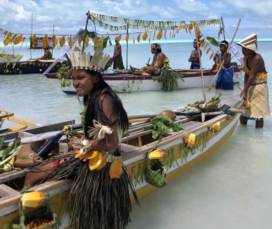 Kiribati Mutfağı, Güney Pasifik’in adalar topluluğu Kiribati’nin zengin kültürel geçmişini ve geleneksel beslenme alışkanlıklarını yansıtır. Ada halkı, yüzyıllardır deniz ürünleri, tropikal meyveler ve kök sebzelerle kendine özgü tarifler geliştirmiştir. Hindistancevizi, taro, balık ve ekmek ağacı, Kiribati mutfağının temel ögeleri arasında yer alır. Konulu bir haber görseli.