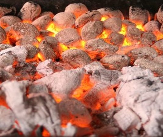 Külde Pişirme: Doğal Lezzetlerin Sırrı Geleneksel mutfaklarda uzun yıllardır uygulanan külde pişirme, yemeklere farklı bir aroma ve lezzet kazandırır. Bu yöntem, yiyeceklerin doğal sularının korunmasını ve malzemelerin eşit şekilde pişmesini sağlar. Modern mutfaklarda pratik çözümler yaygın olsa da, külde pişirme yemeklerin karakterini ve özgün tadını ortaya çıkarır. Konulu bir haber görseli.