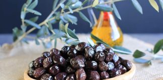 Kurutulmuş Zeytin: Sofraların Sağlıklı ve Pratik Lezzeti Kurutulmuş zeytin, özellikle Akdeniz mutfağında uzun yıllardır sofraların vazgeçilmez lezzetlerinden biri olarak biliniyor. Geleneksel yöntemlerle hazırlanan bu zeytinler, günümüzde modern üretim teknikleriyle daha hijyenik ve pratik bir şekilde tüketiciye sunuluyor. Kurutulmuş zeytin, yalnızca lezzetiyle değil, uzun süre dayanabilmesi ve kolay saklanabilmesi ile de öne çıkıyor. Konulu bir haber görseli.