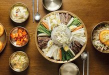 Kuzey Kore mutfağı, Kore Yarımadası’nın kadim yemek kültürünün önemli bir parçası olarak dikkat çeker. Bu mutfak, tarih boyunca bölgenin iklimi, tarım ürünleri ve toplumsal yapısıyla şekillenmiş ve kendine özgü bir gastronomi anlayışı oluşturmuştur. Siyasi yapısından dolayı dış dünyaya çok açık olmayan Kuzey Kore, yemek kültürü bakımından yine de oldukça zengin ve köklü bir mirasa sahiptir. Geleneksel yemekler, hem kırsal yaşamın etkilerini hem de bölgenin tarihsel bağlarını yansıtır. Özellikle fermente ürünler, sebze çeşitleri, tahıllar ve yerel baharatlar mutfağın temel taşlarını oluşturur. Konulu bir haber görseli.