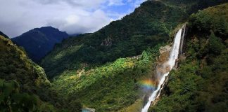 Kuzeydoğu Hindistan Mutfağı Kuzeydoğu Hindistan Mutfağı, ülkenin diğer bölgelerinden oldukça farklı bir gastronomik yapıya sahiptir. Assam, Meghalaya, Manipur, Mizoram, Tripura, Nagaland ve Arunachal Pradesh gibi eyaletlerin birleşiminden oluşan bu mutfak, yerel kültürler ve etnik grupların etkisiyle şekillenmiştir. Bu zengin kültürel çeşitlilik, yemeklerde hem tat hem de pişirme tekniklerinde kendini gösterir. Konulu bir haber görseli.