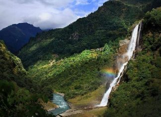 Kuzeydoğu Hindistan Mutfağı, ülkenin diğer bölgelerinden oldukça farklı bir gastronomik yapıya sahiptir. Assam, Meghalaya, Manipur, Mizoram, Tripura, Nagaland ve Arunachal Pradesh gibi eyaletlerin birleşiminden oluşan bu mutfak, yerel kültürler ve etnik grupların etkisiyle şekillenmiştir. Bu zengin kültürel çeşitlilik, yemeklerde hem tat hem de pişirme tekniklerinde kendini gösterir. Konulu bir haber görseli.