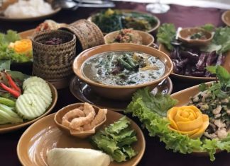 Laos Mutfağı Laos, Güneydoğu Asya’nın iç kesimlerinde yer alan ve Mekong Nehri boyunca uzanan bir ülkedir. Bu konum, Laos mutfağının hem Tayland hem de Vietnam mutfaklarından etkilenmesini sağlamıştır. Pirinç, balık ve taze sebzeler, Laos mutfağının temel besin kaynaklarını oluşturur. Baharatlar ve taze otlar, yemeklerde hem aroma hem de karakter kazandırır. Laos mutfağı, lezzet çeşitliliği ve kültürel derinliği ile dikkat çeker. Konulu bir haber görseli.