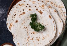 Lavaş, Türk ve bölgesel mutfakların en eski hamur işlerinden biri olarak bilinir. Tarihi, Orta Asya Türk topluluklarına kadar uzanır ve göçebe yaşamın önemli yiyeceklerinden biri olmuştur. İnce açılarak taş fırında pişirilen bu hamur işi, hem uzun süre dayanabilmesi hem de taşınabilir olması nedeniyle göçebe kültürler için ideal bir yiyecek olmuştur. Konulu bir haber görseli.