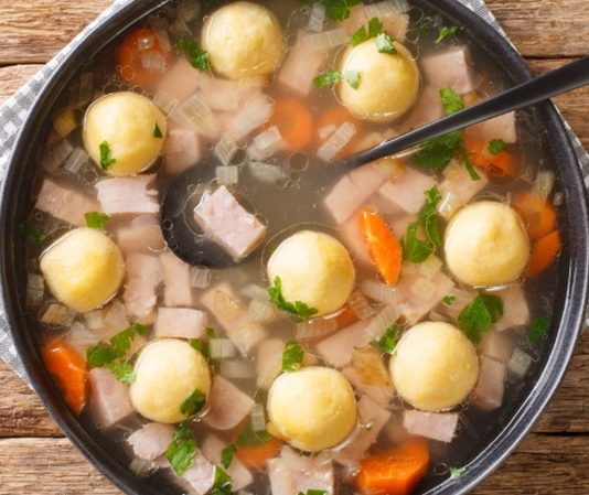 Liechtenstein mutfağı, Avrupa’nın kalbinde küçük ama kültürel açıdan zengin bir ülkenin gastronomik mirasını yansıtır. İsviçre ve Avusturya mutfaklarından etkilenen bu mutfak, hem geleneksel hem de modern tarifleri ile dikkat çeker. Tarih boyunca köy evlerinden saray sofralarına kadar uzanan yemek kültürü, ülkenin yemek geleneğini korumasında önemli bir rol oynamıştır. Konulu bir haber görseli.