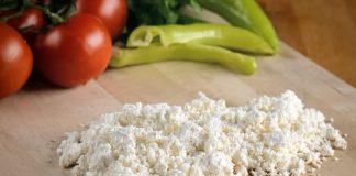 Lor peyniri, Türkiye mutfağının en eski ve hafif peynirlerinden biri olarak bilinir. Adını süt ürünlerinin işlenmesiyle elde edilen bu özel peynir türünden alır. Lor, hem inek hem de keçi sütünden yapılabilir ve doğal olarak az tuzlu bir lezzete sahiptir. Konulu bir haber görseli.