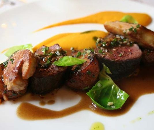 Lüksemburg mutfağı, Avrupa’nın kalbinde yer alan küçük bir ülkenin, zengin kültürel ve tarihî etkilerle şekillenmiş lezzetlerini yansıtır. Almanya, Fransa ve Belçika mutfaklarının etkilerini taşıyan bu mutfak, hem geleneksel hem de modern tarifleriyle dikkat çeker. Tarih boyunca saray mutfaklarından köy sofralarına kadar uzanan yemek kültürü, ülkenin gastronomik mirasının temelini oluşturur. Konulu bir haber görseli.