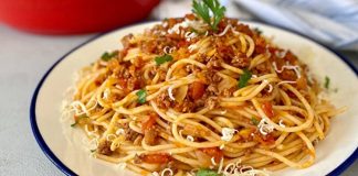 Makarna, dünyanın dört bir yanında sevilerek tüketilen ve sayısız çeşidiyle mutfaklarda kendine yer bulan bir yiyecektir. Hem pratik hazırlanışı hem de farklı soslarla uyumu sayesinde her yaş grubunun vazgeçilmezi olmuştur. İtalya’dan dünyaya yayılan makarna kültürü, zaman içinde her ülkenin damak zevkine uyarlanarak zenginleşmiştir. Bugün yalnızca market raflarında değil, ev yapımı olarak da pek çok farklı makarna çeşidi bulmak mümkündür. Konulu bir haber görseli.